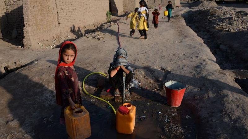 اعترف رئيس أفغانستان سابقًا أن بلاده غير قادرة على تغطية "أسوأ موجات جفاف" تعاني منها (أرشيف-غيتي)