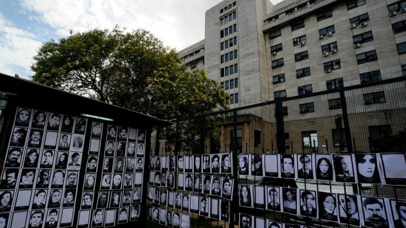 صور لمخفيين قسريين في بيونس آيرس أثناء حكم الدكتاتورية (غيتي)