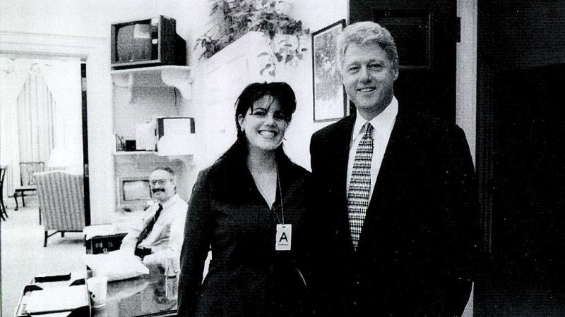 كلينتون ولوينسكي في صورة قبل الفضيحة التي هزت البيت الأبيض عام 1998 (غيتي)