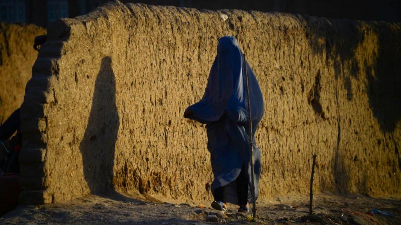توثّق صحافية أفغانية رواية هروبها من حركة "طالبان" في إحدى مقاطعات أفغانستان (صورة أرشيفية - غيتي)