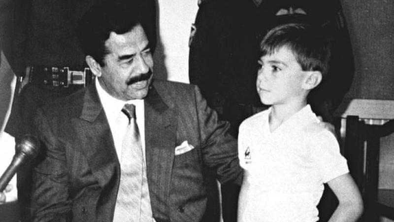 الطفل ستيوارت لوكوود في الشريط الدعائي مع صدام.