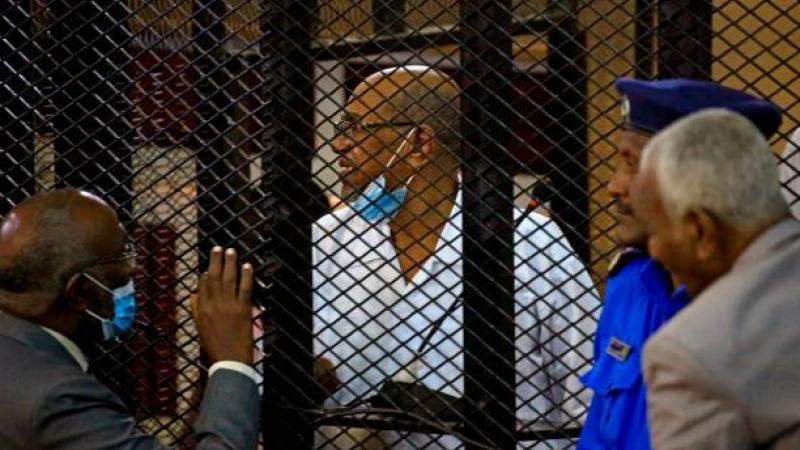 قرار بتسليم عمر البشير إلى المحكمة الجنائية الدولية بعد عزله وسجنه في سجن كوبر بالخرطوم. 