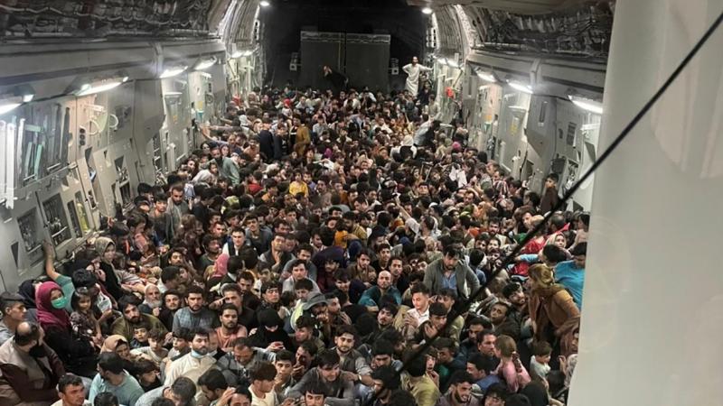 مئات الأفغان داخل طائرة النقل العسكرية التي أقلعت الأحد من كابل (تويتر)