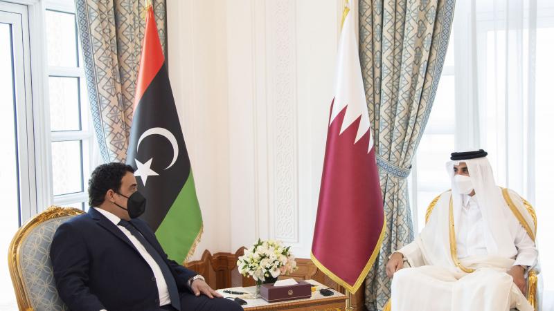 أمير قطر الشيخ تميم بن حمد آل ثاني خلال استقباله رئيس المجلس الرئاسي الليبي محمد المنفي (قنا)
