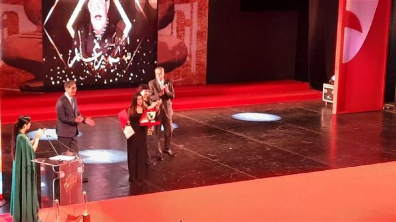 الممثلة دنيا سمير غانم تسلمت دروع التكريم المقدمة لوالديها الراحلين دلال عبد العزيز وسمير غانم (تويتر)
