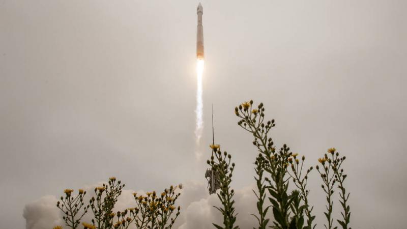 أطلق كلا القمرين الصناعيين من قاعدة فاندنبرغ للقوة الفضائية في لومبوك، كاليفورنيا على صاروخ أطلس V (ناسا)  