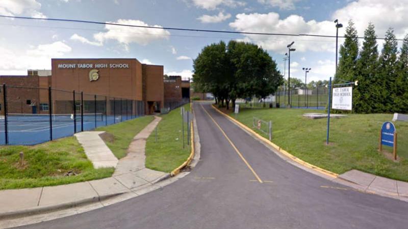 وقع إطلاق النار في مدرسة "ماونت تابور" الثانوية في كارولاينا الشمالية (دايلي نيوز نيويورك)