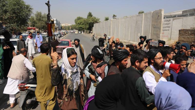 وجه مقاتلو طالبان السلاح باتجاه الصحافيين قبل أن يعمدوا إلى إبعادهم عن المكان (الأناضول)