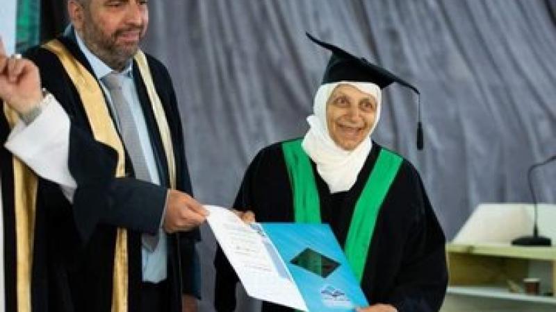حصلت جهاد بطو على شهادة جامعية في الشريعة الإسلامية من كلية العلوم الشرعية والأحكام في الإسلام في كفربرا (تويتر)