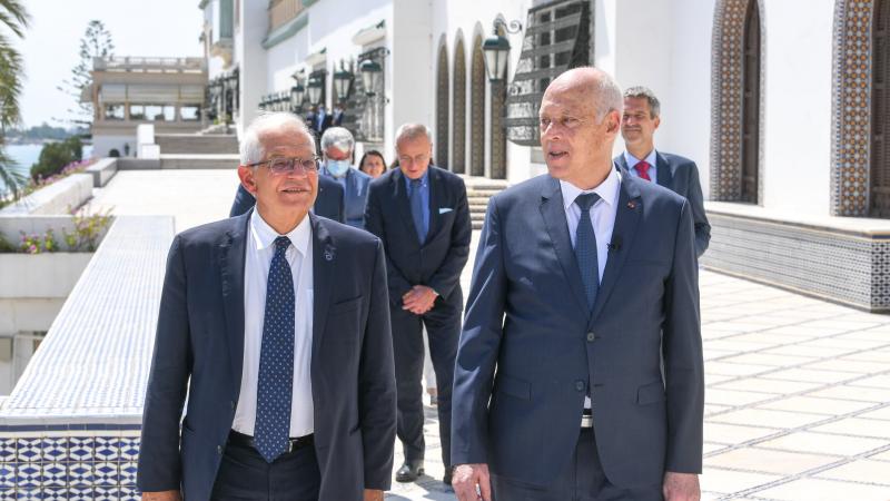  الرئيس التونسي قيس سعيّد مع وزير خارجية الاتحاد الأوروبي جوزيب بوريل (رئاسة الجمهورية التونسية - فيسبوك)