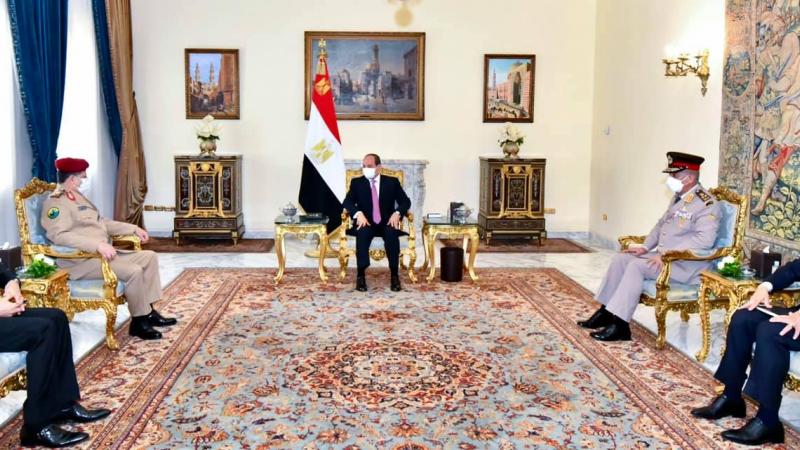 الرئيس المصري خلال اجتماعه مع وزير الدفاع اليمني محمد المقدشي