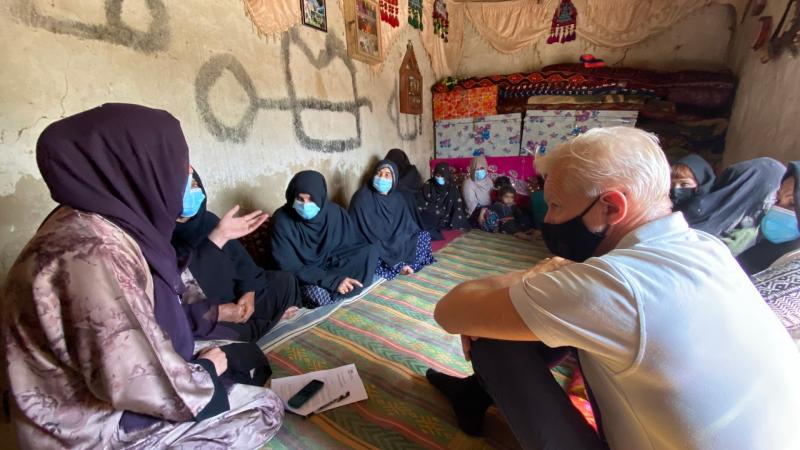 جانب من زيارة رئيس المجلس النرويجي للاجئين يان إيغلاند إلى كابل (فيسبوك)