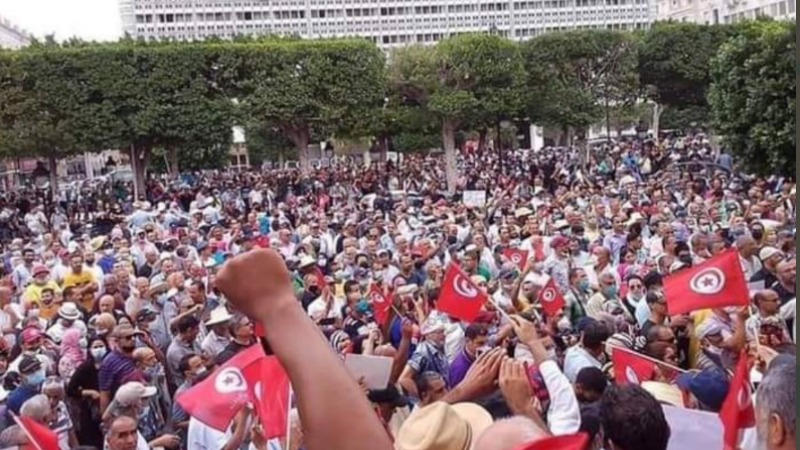  وقفة احتجاجية لمئات التونسيين وسط العاصمة تونس ضد إجراءات الرئيس قيس سعيّد (الأناضول)