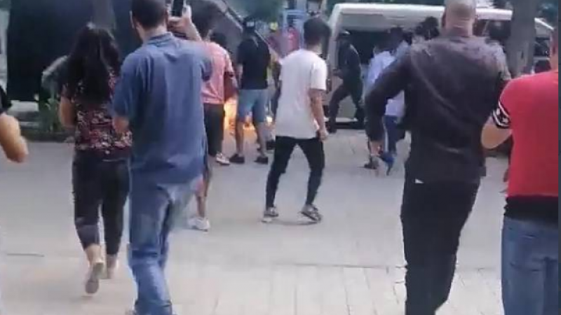 رجل تونسي يصب مادة مشتعلة على جسده ثم يضرم النار بولاعة (تويتر)