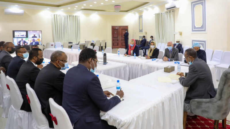 اجتماع رئيس الوزراء الصومالي محمد حسين روبلي مع نائبة الأمين العام للأمم المتحدة أمينة محمد (تويتر)