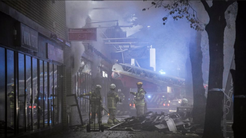 من إخماد الحريق عقب انفجار في مبنى سكني بمدينة جوتنبرغ السويدية (تويتر)
