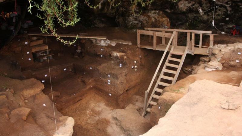 الحفريات في الكهف حيث تم اكتشاف أدوات العظام المستخدمة في صناعة الجلود