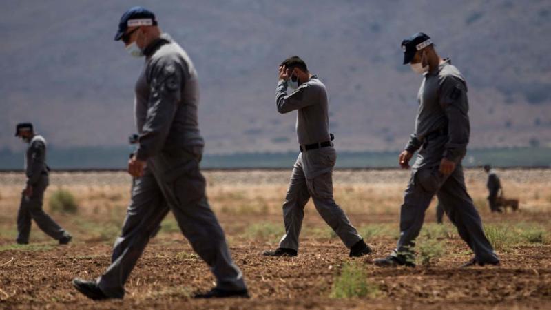 أطلقت السلطات الإسرائيلية عملية تمشيط واسعة شاركت فيها الشرطة والقوات الخاصة وقوات من الجيش بحثًا عن الأسرى الفلسطينيين الذين تمكنوا من الفرار من سجن جلبوع (غيتي)