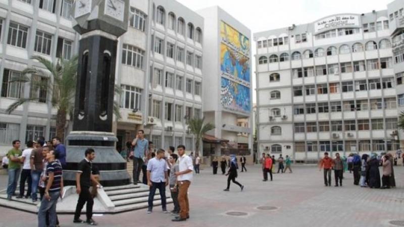 أوقف مسؤول بالشرطة طالب أثناء دخوله جامعة الزهر بغزة وطلب منه نزع الكوفية (تويتر-فلسطين أون لاين)