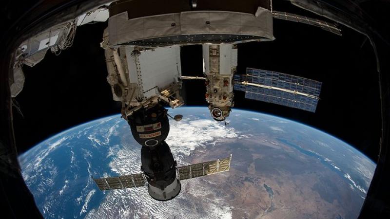 قام الطاقم على متن الوحدة الروسية في المحطة الفضائية بتشغيل آلية أمان تعمل على إزالة المواد الضارة من جو المحطة (محطة الفضاء الدولية)