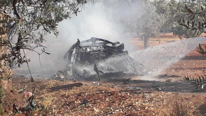 سيارة أحد قياديي جبهة النصرة سابقًا (جبهة تحرير الشام حاليًا) متفحمة نتيجة استهدافها بطائرة أميركية مسيّرة