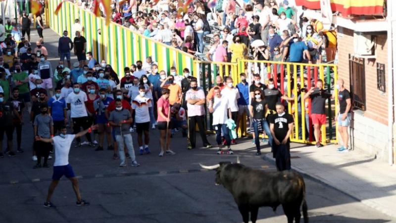 سمحت السلطات لعدد يصل إلى 900 عداء بالركض أمام الثيران كل يوم خلال المهرجان (مواقع التواصل)