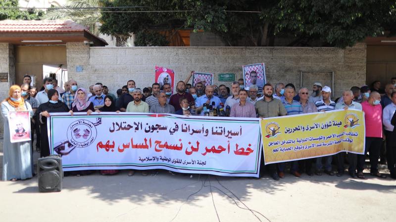 وقفة تضامنية مع الأسرى الفلسطينيين نظّمتها لجنة الأسرى أمام مقر الصليب الأحمر غربي مدينة غزة (مواقع التواصل)