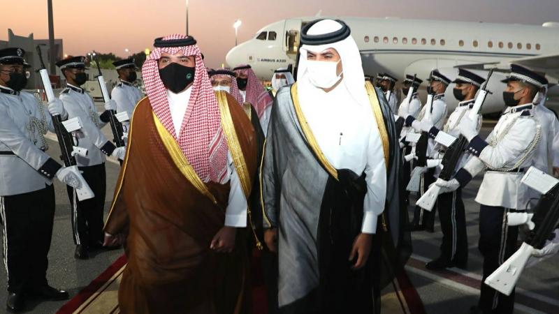 وزير الداخلية السعودي الأمير عبد العزيز بن سعود أثناء وصوله إلى الدوحة (وكالة الأنباء القطرية)