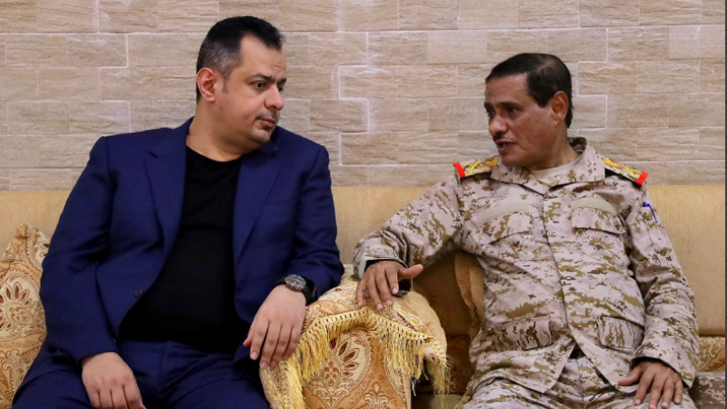 رئيس الحكومة اليمنية معين عبد الملك إلى جانب محافظ حضرموت قائد المنطقة العسكرية الثانية اللواء فرج البحسني (تويتر)