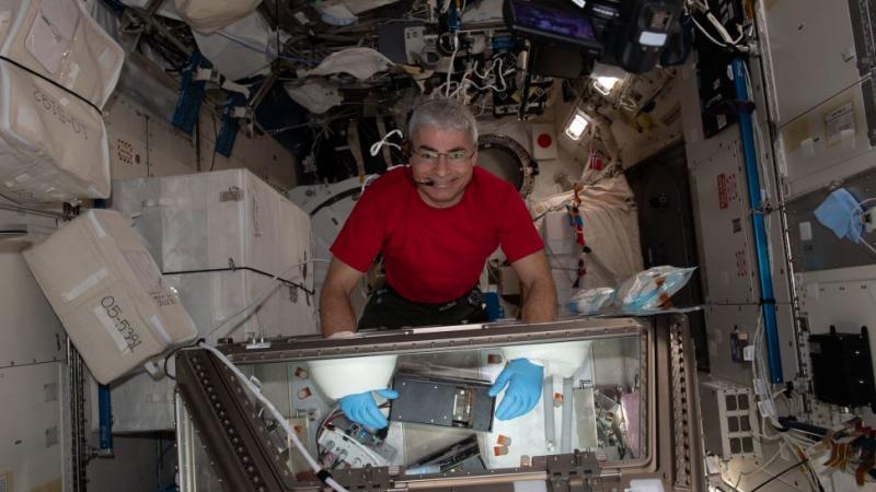 سيحطم رائد الفضاء مارك فاندي هاي الرقم القياسي الحالي لأطول رحلة فضائية لرائد فضاء أميركي (ناسا)