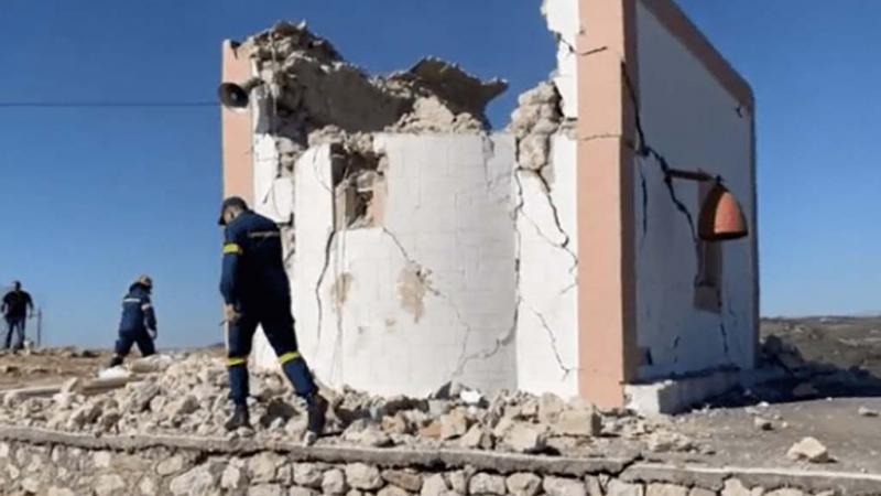 أدى الزلزال إلى انهيار منازل قديمة في أركالوخوري قرب هيركليون (تويتر)