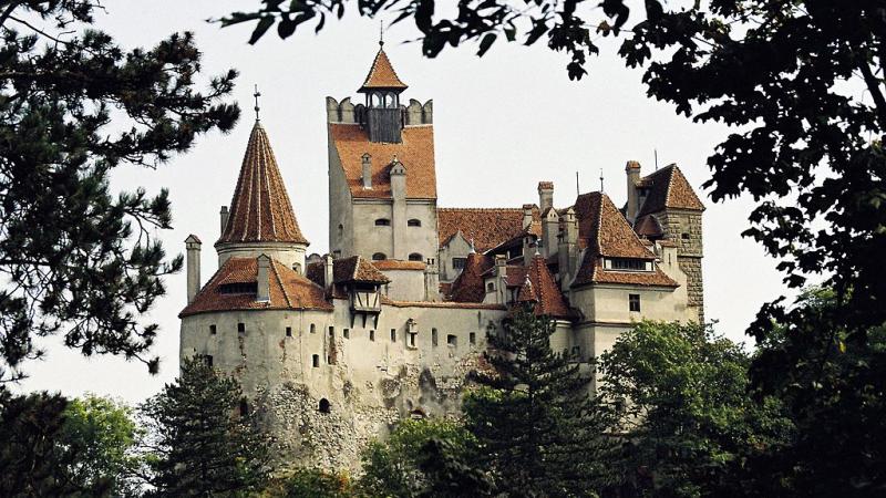 تقع قلعة "دراكولا" في منطقة ترانسلفانيا في رومانيا (غيتي)
