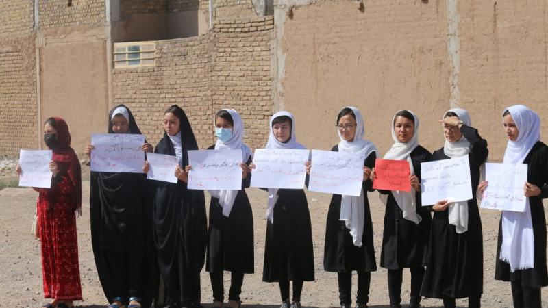 فتيات يتظاهرن في هيرات للمطالبة بمواصلة تعليمهن في المدارس والجامعات (غيتي)