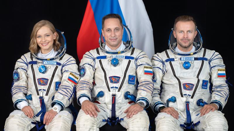 تحضيرات المخرج كليم شيبينكو والممثلة يوليا بيريسيلد قبل الانطلاق إلى محطة الفضاء الدولية (تويتر)