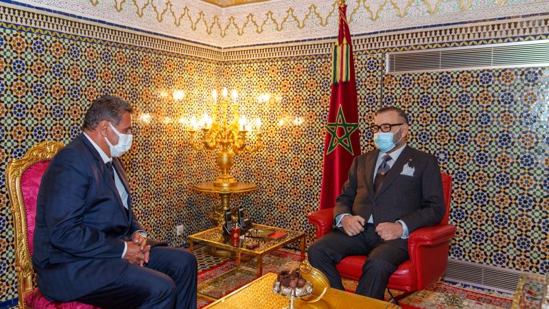 العاهل المغربي محمد السادس ورئيس الحكومة الجديد عزيز أخنوش