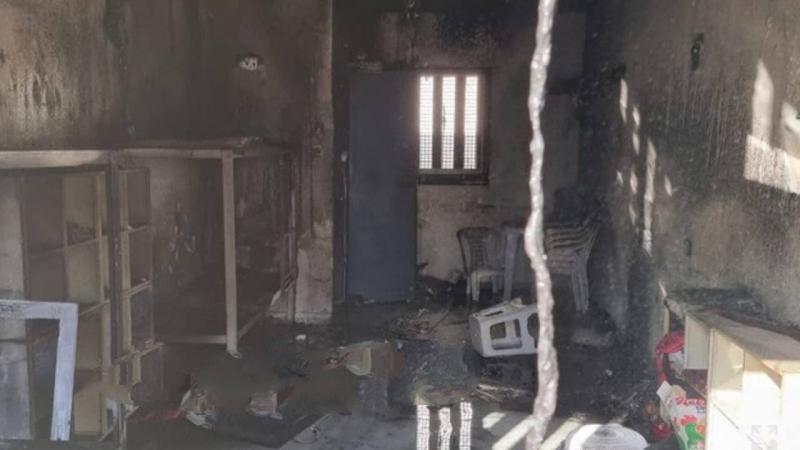 أحرق الأسرى الفلسطينيون غرفة في قسم 7 بسجن "رامون" 