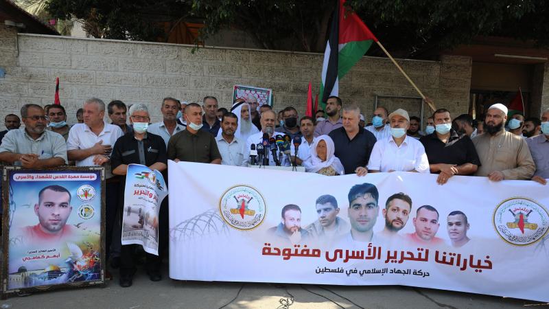 نُظمت وقفات دعم وتضامن مع الأسرى في سجون الاحتلال شارك فيها عشرات الفلسطينيين (تويتر)
