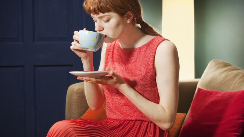 صورة تعبيرية لامرأة تشرب الشاي (غيتي)