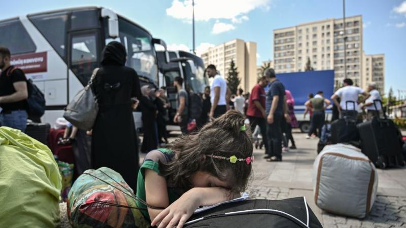 ناشدت منظمة العفو الدولية جميع الدول التي تشضيف لاجئين سوريين عدم إجبارهم على العودة إلى بلادهم 