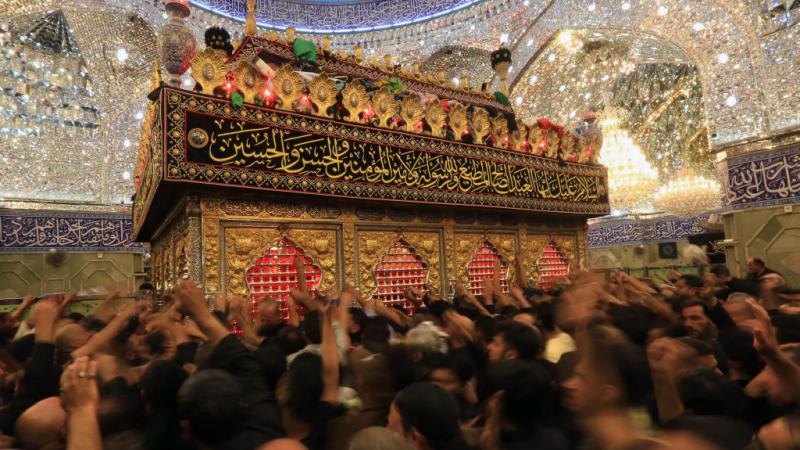 يتدفق الزوار الشيعة كل عام إلى كربلاء لإحياء زيارة الاربعين التي تجسد مرور أربعين يومًا على مقتل الإمام الحسين