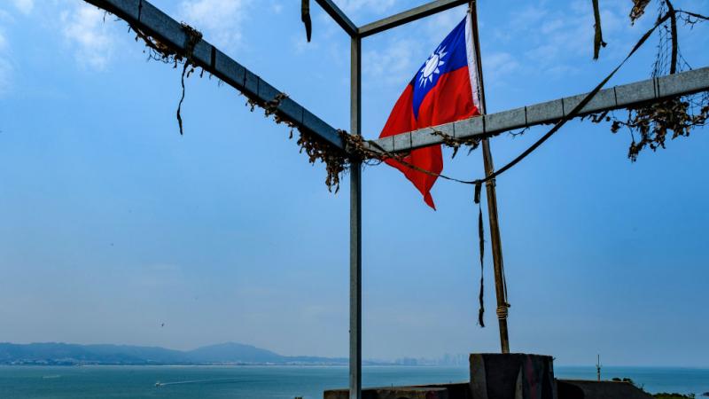 أوضح وزير الدفاع التايواني أنه لا يعلم طبيعة المهمات التي تنفذها السفن الأجنبية في مضيق تايوان (غيتي)