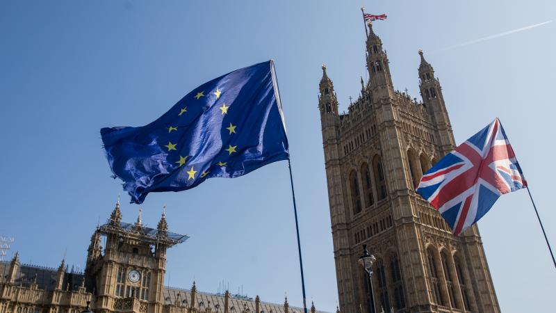 توصلت لندن وبروكسل في اللحظة الأخيرة إلى اتفاق تجاري يضمن عدم فرض رسوم جمركية على معظم البضائع بين المملكة المتحدة والاتحاد الأوروبي