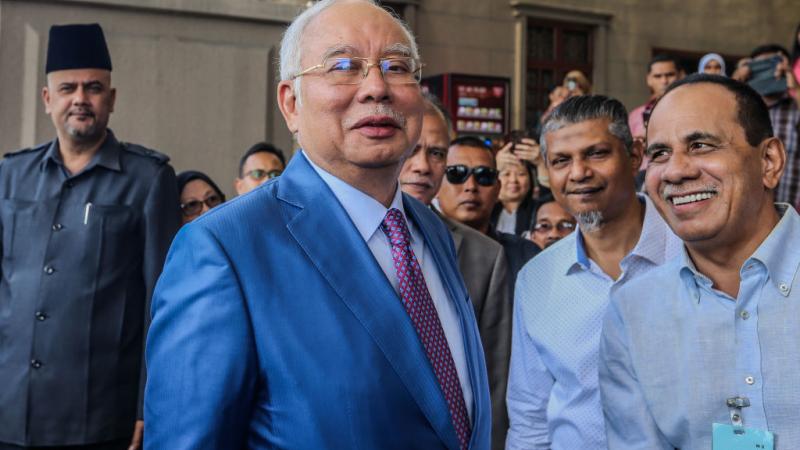 على الرغم من إدانته بتهم فساد تمنعه من الترشح لم يخف رئيس الوزراء الماليزي السابق نجيب عبد الرزاق رغبته في مقعد برلماني