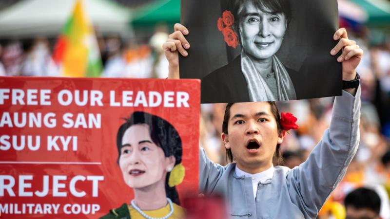 تخرج تظاهرات عدة في ميانمار من حين لآخر للمطالبة بالإفراج عن سو تشي (غيتي)