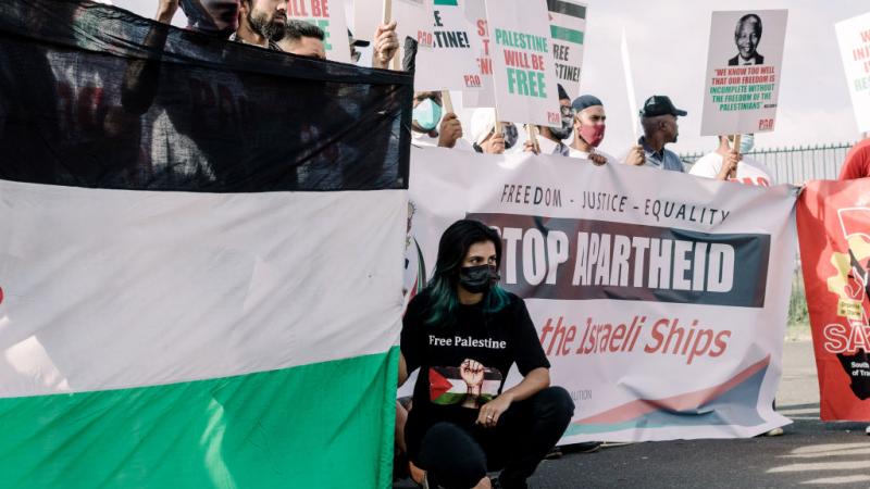 تظاهرة لمجموعة من الحقوقيين للمطالبة بوقف التعامل مع الشركات الإسرائيلية (غيتي)