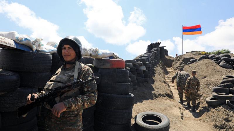 جنود أرمن في نقطة مراقبة على الحدود مع أذربيجان (أرشيف – غيتي)