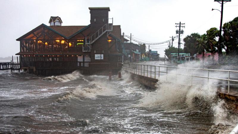 قد تشهد ولاية فلوريدا فيضانات وأعاصير جراء عاصفة "ميندي" (غيتي)