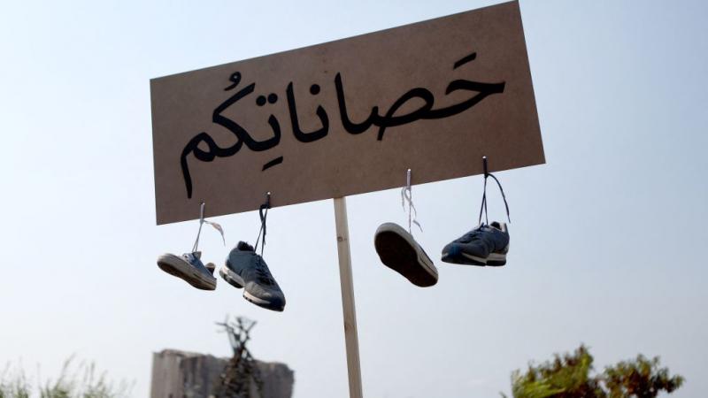 يطالب أهالي ضحايا انفجار مرفأ بيروت بتحقيق العدالة ورفع كل الحصانات عن المسؤولين (غيتي)