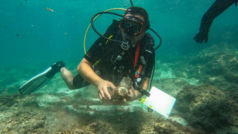 عمل نحو 12 غواصًا محترفًا على إزالة النفايات من الشعاب المرجانية في مقاطعة باتانغاس جنوبي مانيلا (غيتي)