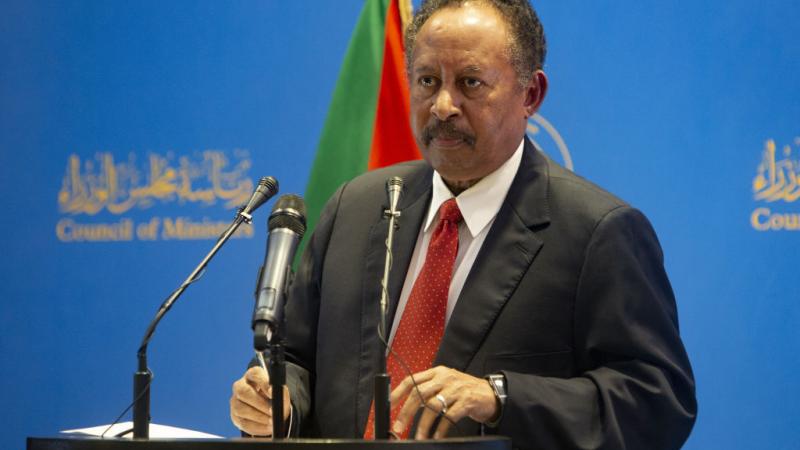 وصف رئيس الوزراء السوداني المحاولة الانقلابية بأنها مظهر من مظاهر الأزمة الوطنية (غيتي)